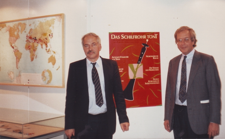Jan Reichow und Christian Schneider vor dem Plakat des Oboen-Festivals 1988